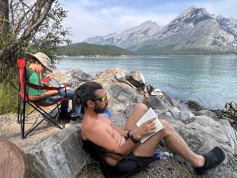 Au bord de Minnewanka Lake, Gabriel dessine et
                  Mathieu lit