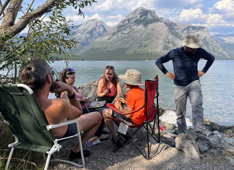 Jeu de cartes au bord de Minnewanka Lake