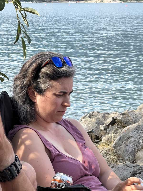 Juliette joue aux cartes