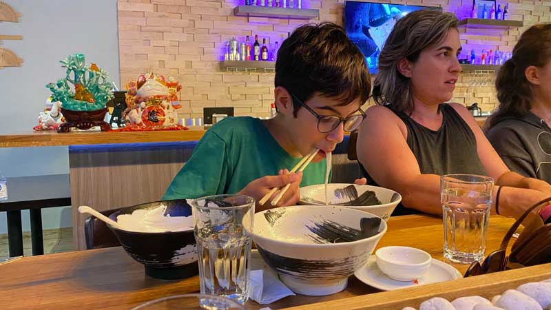 Calgary-Gabriel-soupe-au-restaurant-japonais