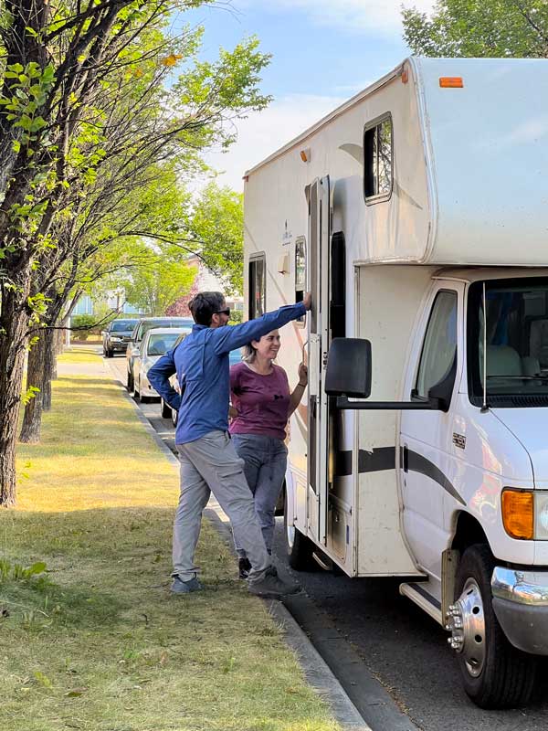 Calgary : Mathieu A. et Juliette remettent le
                  Canadream à son propriétaire