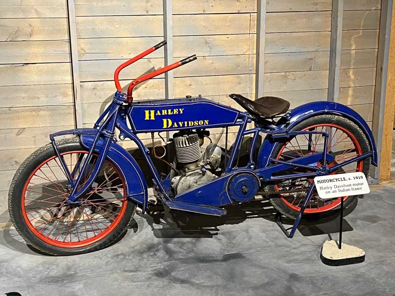 Moto Harley-Davidson sur un cadre Infdian (1910)
