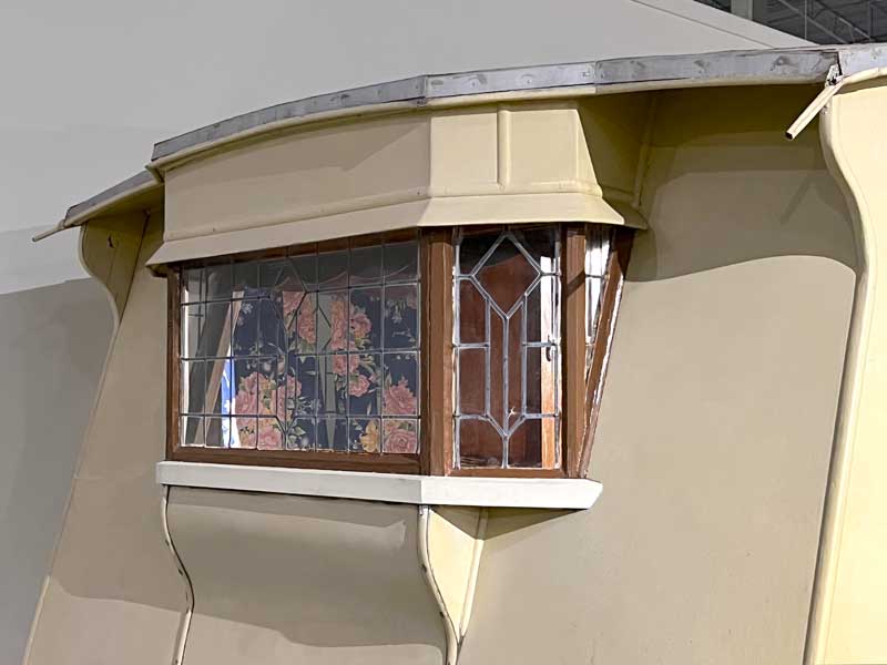 Fenêtre avant de la caravane anglaise (1946)