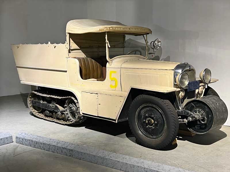 Semi-chenille (half-track) Citroen (1934) de la
                    «Croisière Blanche »