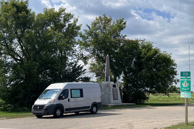 Broadview : PoMaster devant le monument aux morts du
            comté
