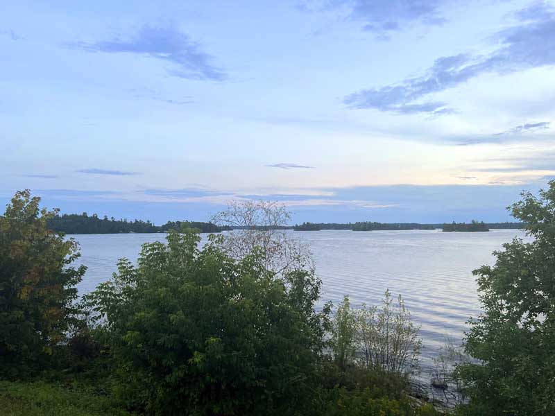 Kenora-crepuscule-sur-le-Lac-des-Bois-devant-le-Visitor-Centre