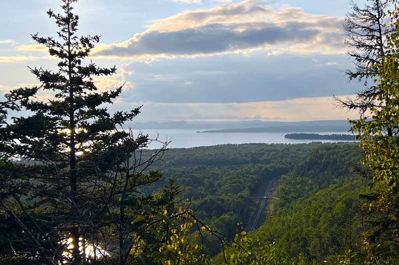 La cote-nord-ouest du Lac-Superieur depuis le
              belvédère de Kama-Bay