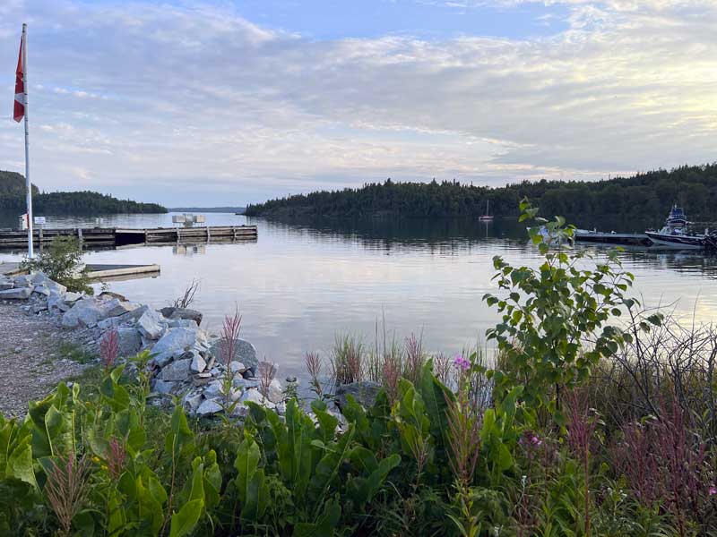 Rossport :
                    bivouac-pres-du-quai-sur-le-lac-Superieur