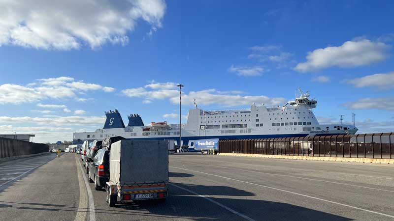 Brindisi-en-ligne-pour-le-ferry-Igoumenitsa