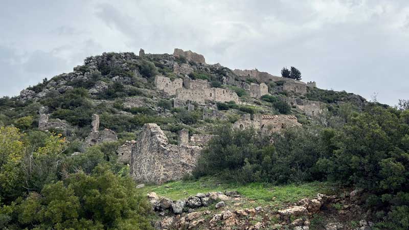 Le bourg de Geraki sous son château