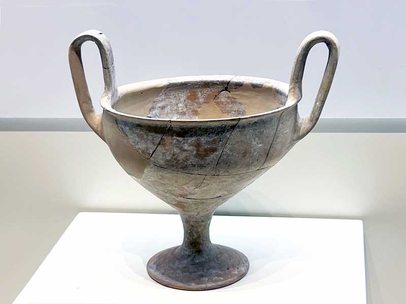 Patra-Musee-archeologique-Kylix-mycenien-14e-av.JC