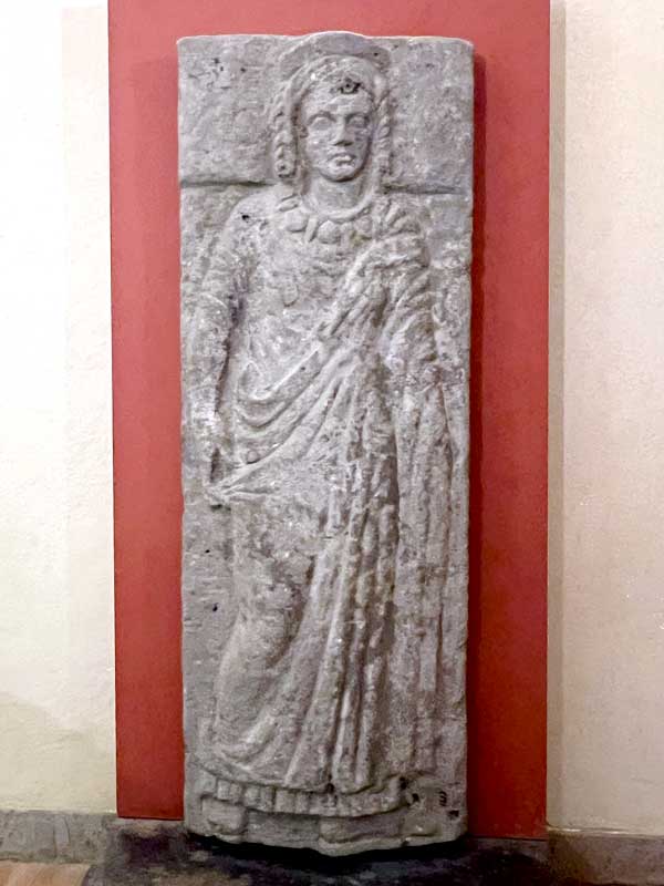 Couvercle-de-sarcophage-feminin