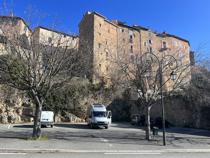 Chateaudouble : bivouac sous le village en
                  surplomb