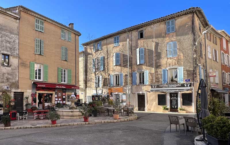 Aups placette et fontaine dans les ruelles
