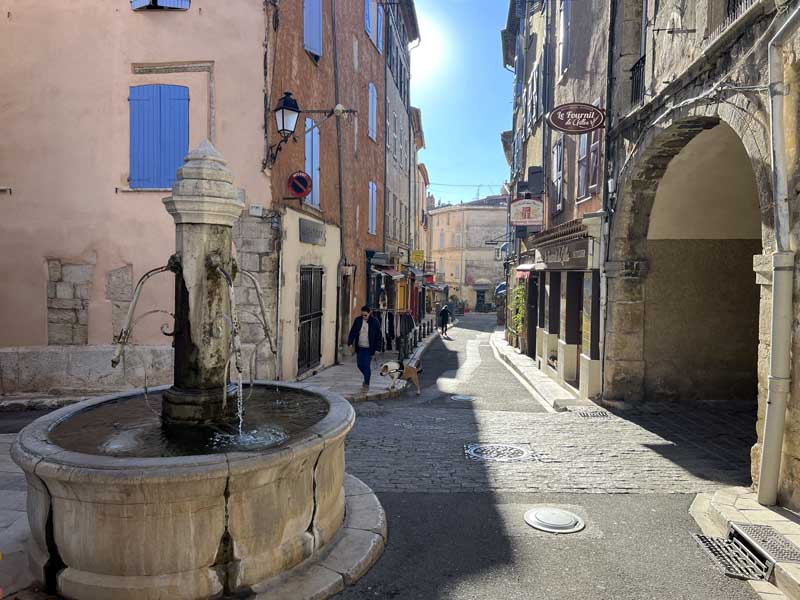 Dans les ruelles d'Aupt, fontaine au 2, place
                  Louis-Gauthier
