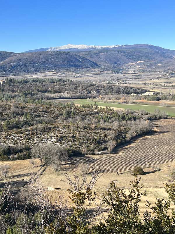 Belvedere de St-Jean-le-Ventoux au-delà de la
                    vallée