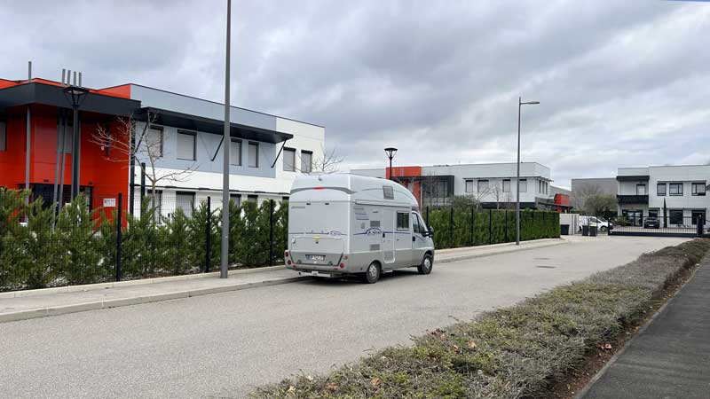 Priest-bivouac-dans-la-zone-d'activite
