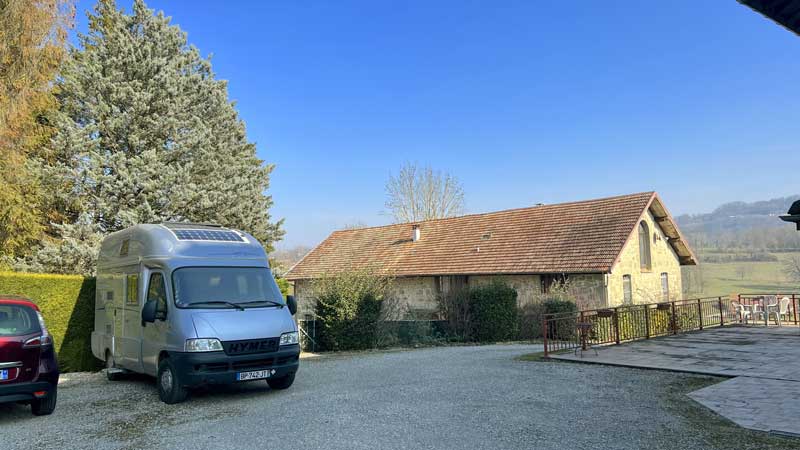 Bivouac dns
                  la cour de Couty