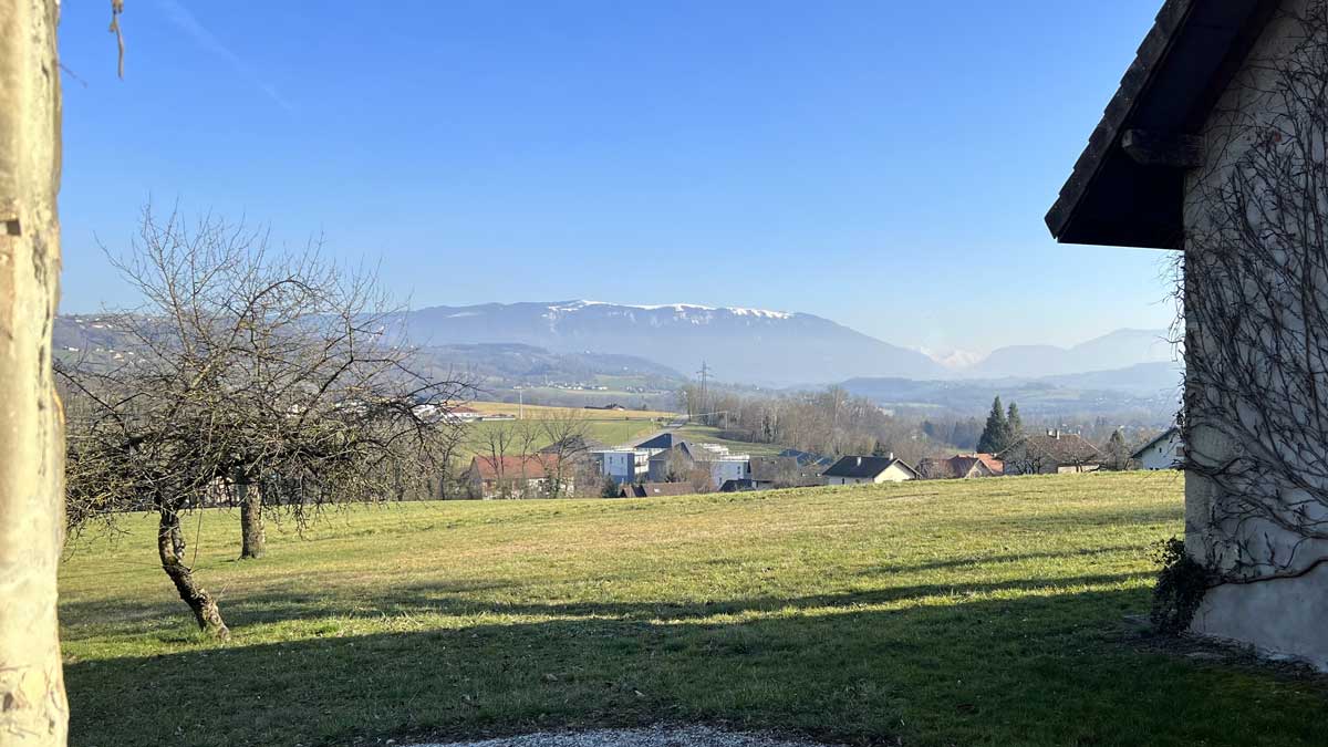 Vue sur le Semnoz depuis-le portail-près de la
            chapelle