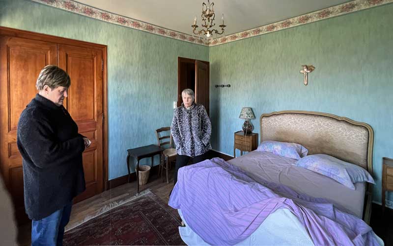 Isabelle-et-Monique-dans-sa-chambre-natale