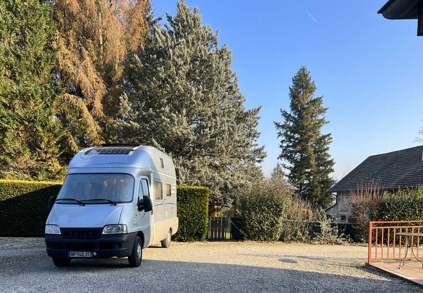 Bivouac de
                  l'Exsis dans la cour en avant de Couty