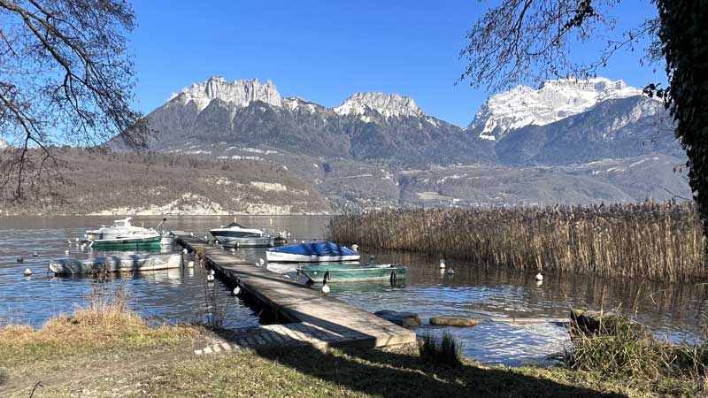 Le quai près de la maison au bord du lac à St-Jorioz