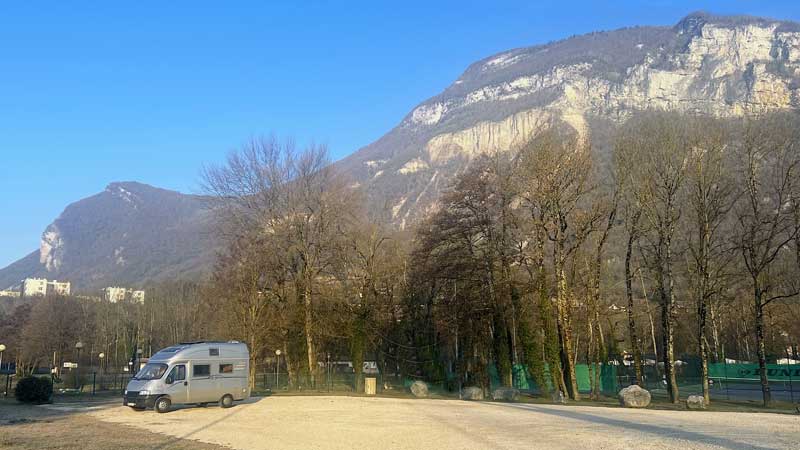 Culoz :
                  bivouac au ied de la montagne