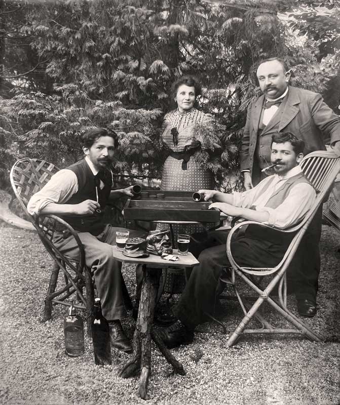 Eugène Girel à droite joue aux dés avec son
                    frère Constant, en compagnie de sa mère Anna et d'un
                    de ses oncles