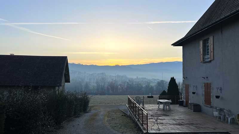 Couty-soleil-levant-sur-le-Semnoz-derriere-la-terrasse