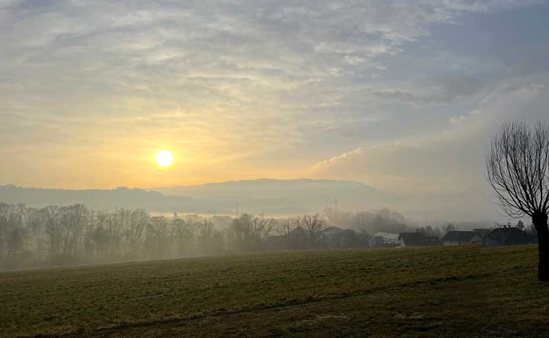 Couty-soleil-levant-sur-le-Semnoz.et mer de
                  nuages sur Rumilly