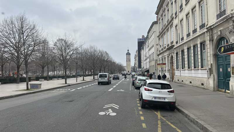 Lyon-Place-Bellecour-en-attendant-Monique