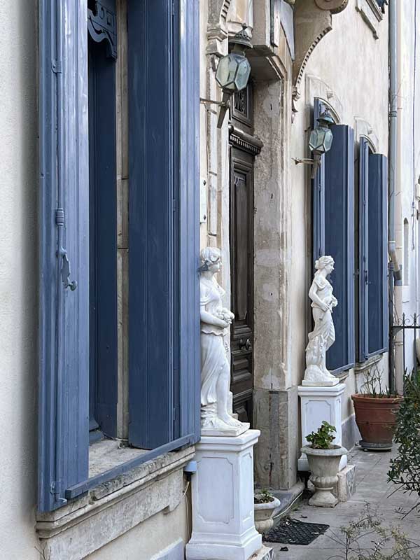 La façade «classique » d'une vieille maison du
                  village