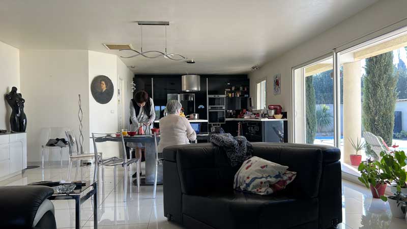 Peiit déjeuner dans le grand living