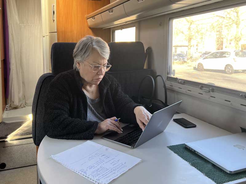 Monique au travail sur ses dossiers dans l'Exsis