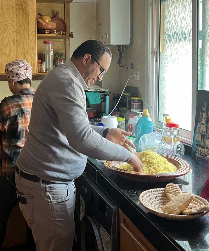 Mokhtar péepare le couscous