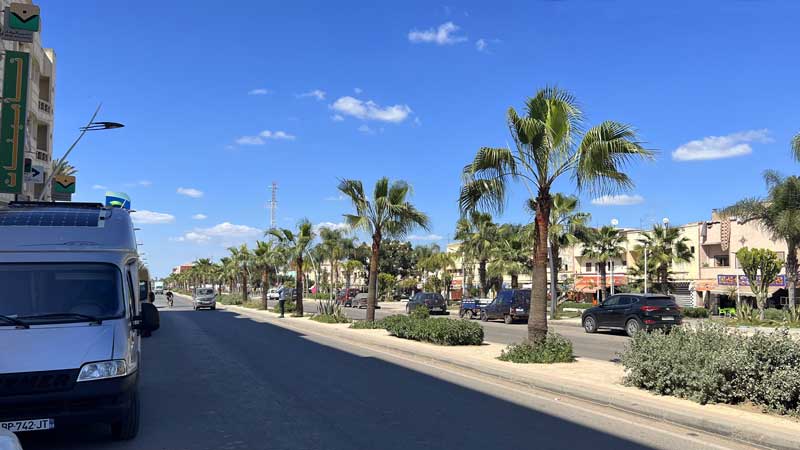 Sidi-Bennour-pause-dejeuner sur le boulevard
                  central