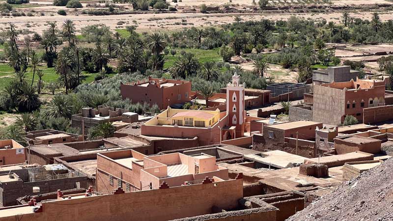 Mosquée entourée des toits des maisons de Tikirte