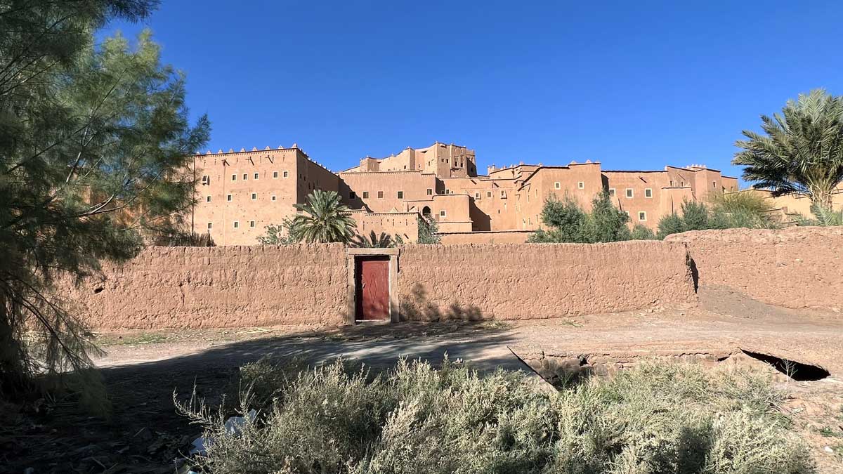 Ouarzazate : jardins et casbah de Taourirte depuis
            l'oued