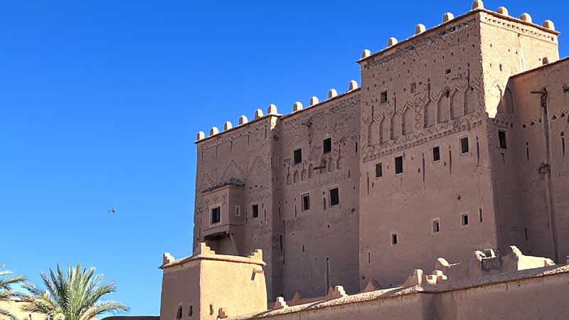 Retour vers la façade de la casbah de Taourirte