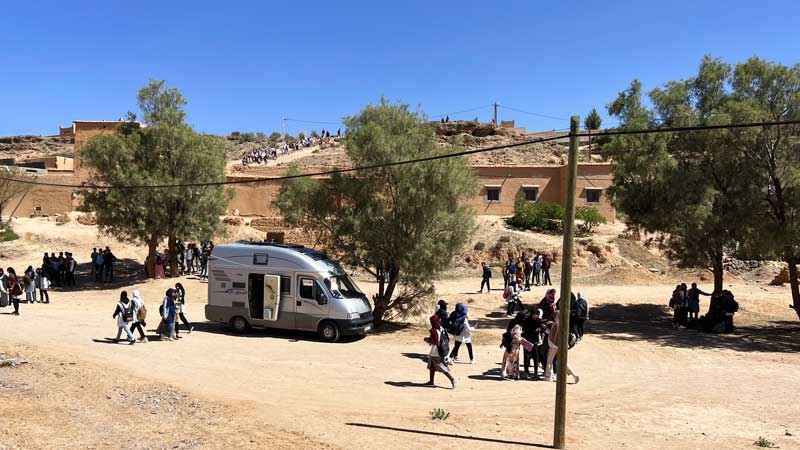 Ait-Yahia-Exsis-devant-la-college