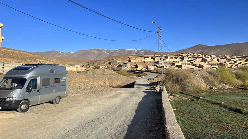 Bivouac à Iznaguen de l'autre côté du pont sur
                    le Dadès