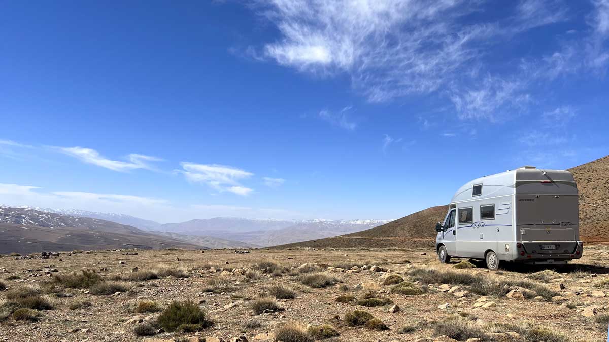 Exsis-sur-la-plateforme-sous-le-col-Tizi-n'Nouano à 2
              822 m