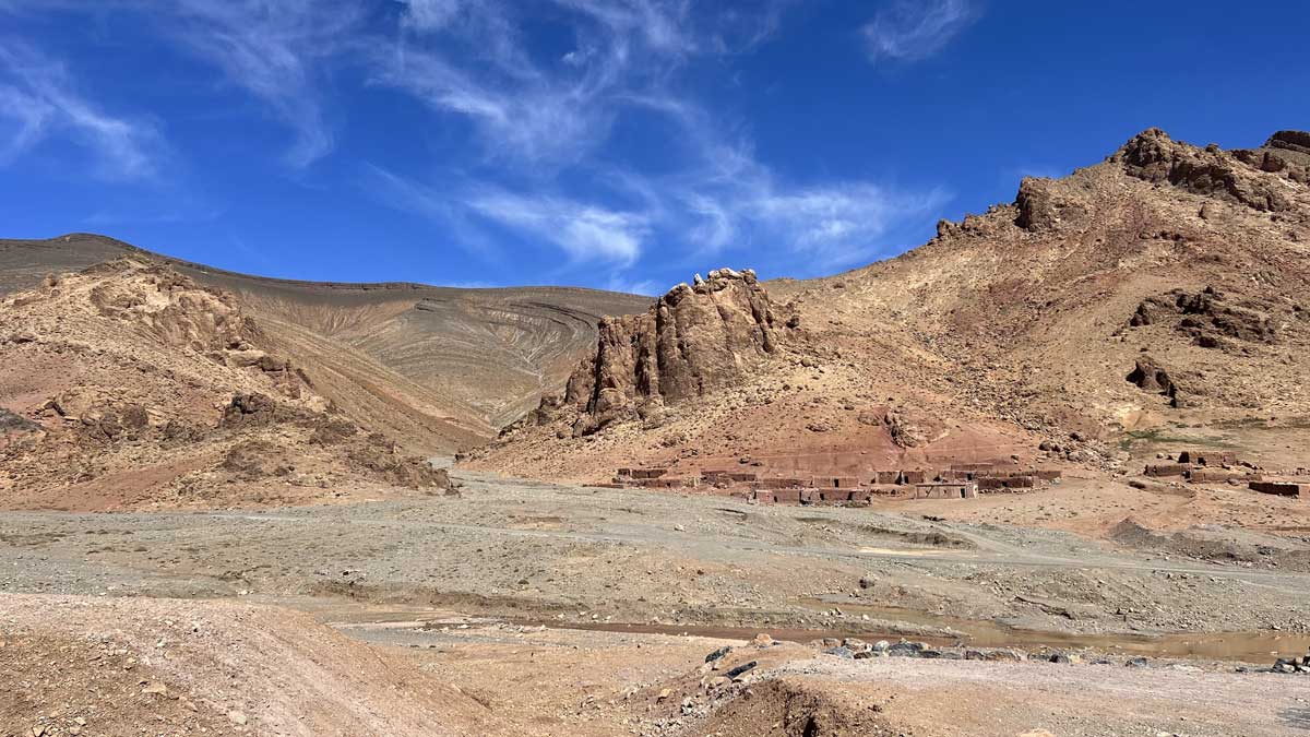 Rocher et village de terre au-dessus de- 'Oued
              Assif-Melloul sur la-RR704