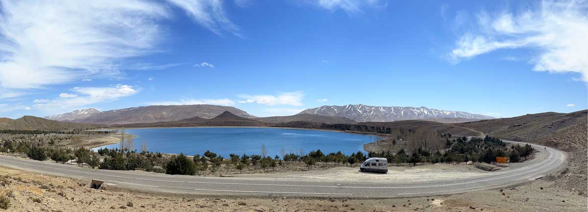 Pause
              déjeuner devant le Lac Tislit. à Imilchil