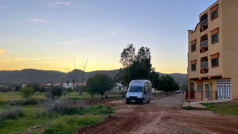 Bivouac
                    à Khénifra sur une rue résidentielle débouchant sur
                    la campagne