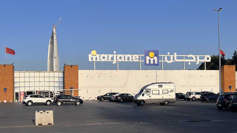 Rabat-en-soiree-devant-le-Marjane-Bou-Regreg