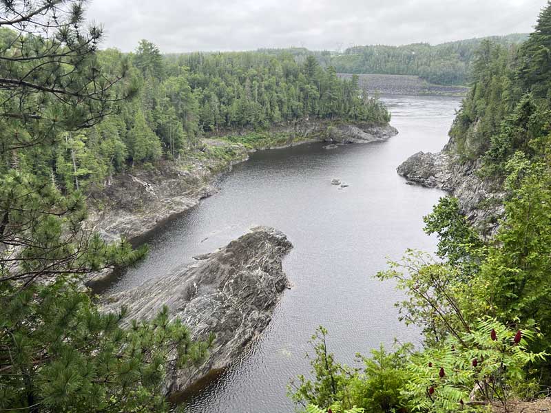 Grand Sault : le fleuve tranquile à la sortie de la
            gorge