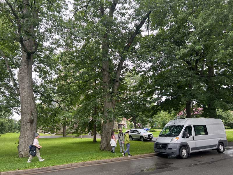 Fredericton : bivouac sur le Green devant la
                  cathédrale Christ Church
