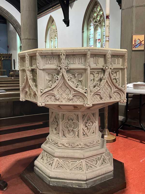 fonts-baptismaux-en-pierre-de-Caen