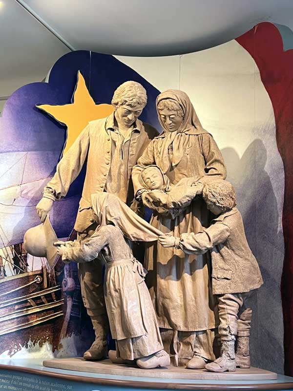 Monument-Lefebvre-sculpture-dans-l'entree-du-musee-acadien